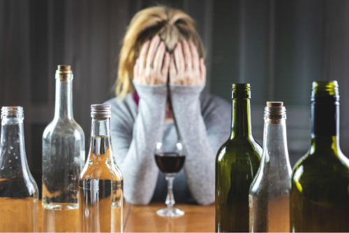 Девушка и бутылки